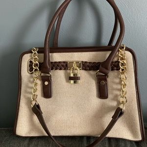 Very cute shoulder bag!